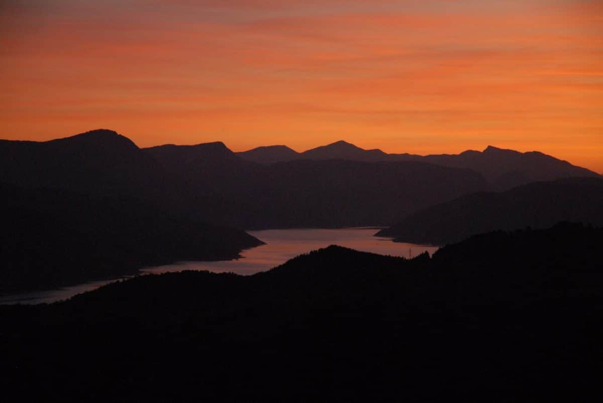 photographie coucher de soleil sur les montagnes et le lac de serre ponçon