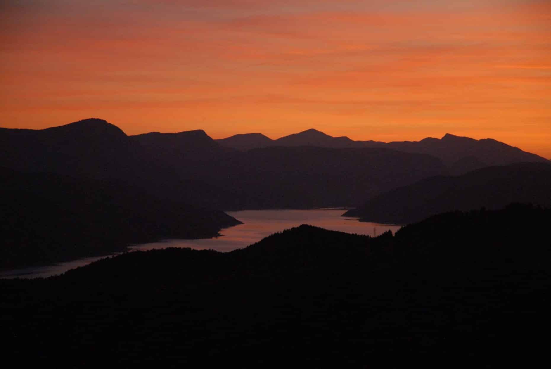 photographie coucher de soleil sur les montagnes et le lac de serre ponçon